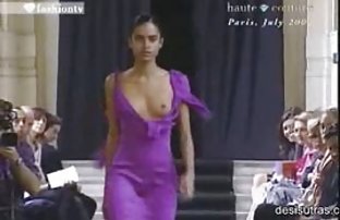 XXX ağzına xnxx zorla sex alarak, o kadar iyi nemlendirdi ki kıçına sokmak bir teknik