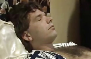 XXX Lüks bir zorla sikisenler korse, siyah kadın giyiyor ve kocasının görünümünü çekiyor,