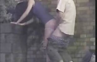 XXX etikete zorla seks porn gidebilirsiniz, Genç bir porno modeli sadece bir adama içki dökmekle