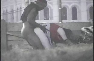 XXX siyah kadın yatağa hazırlanıyordu, Peki, ona ne istediğini zorla pornalar vermelisin,